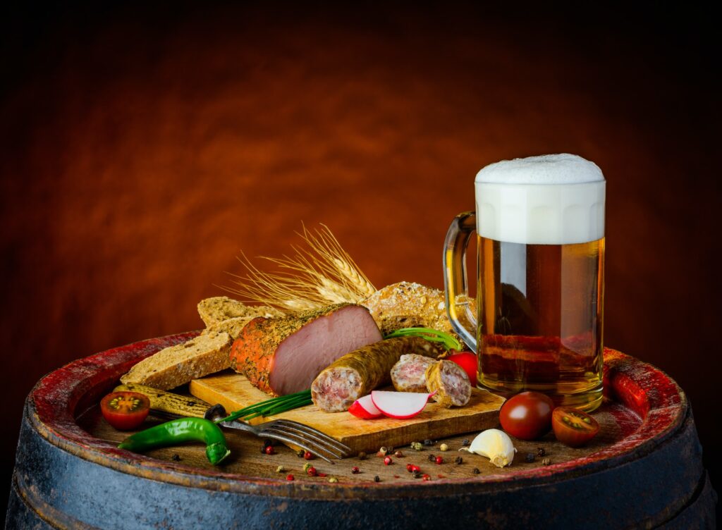 erveza acompañada de comida rústica, mostrando una combinación perfecta de sabores tradicionales en un ambiente relajado