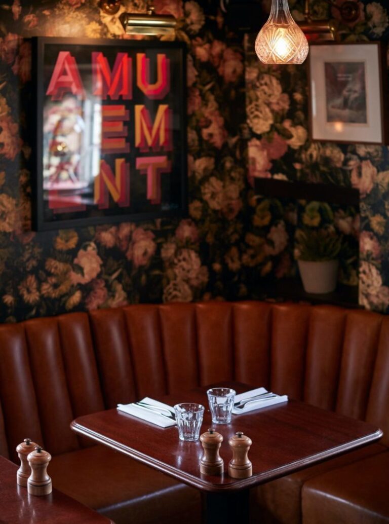 Interior de un pub tradicional inglés con mesas preparadas para una comida