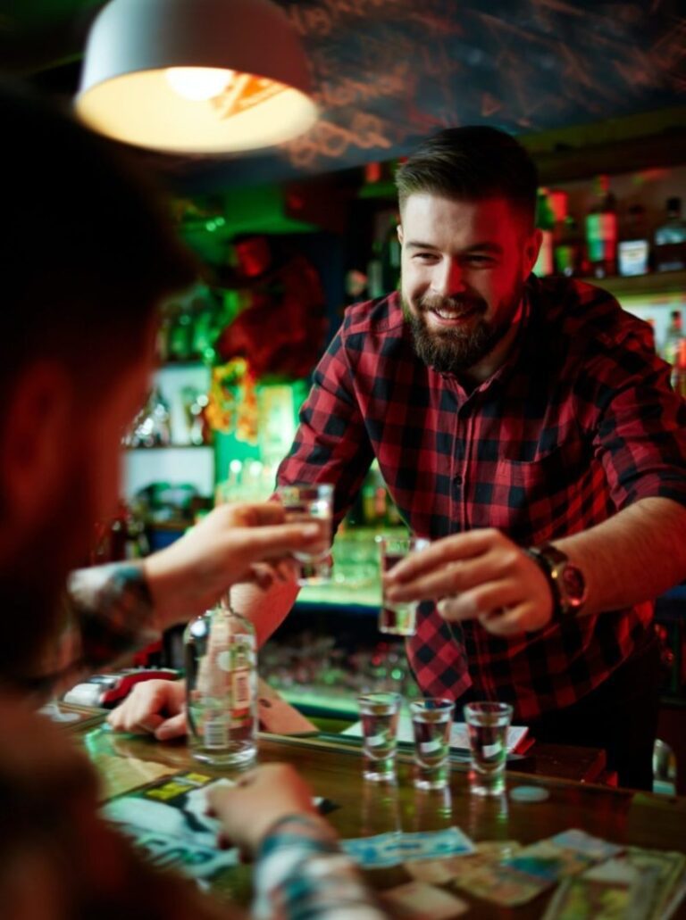 Grupo de personas brindando en un bar, celebrando con copas y creando un ambiente festivo y alegre